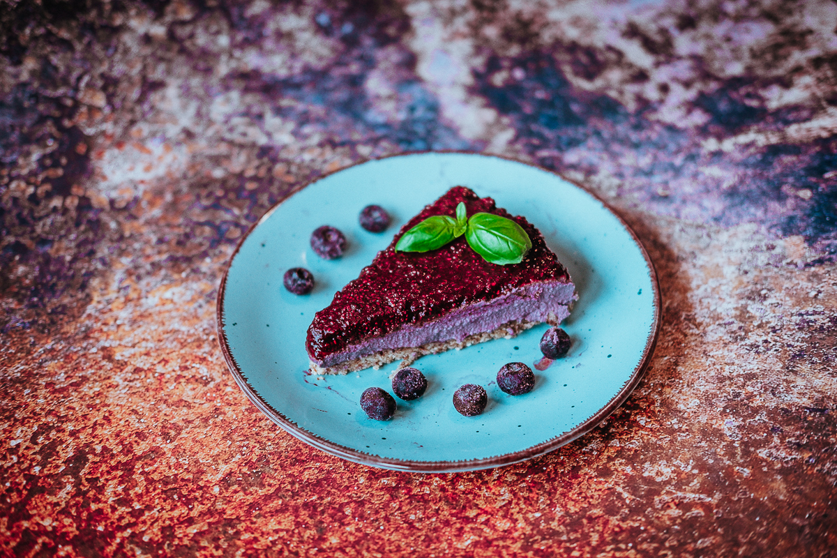 Nepečený zdravý borůvkový cheesecake je vynikající dezert, kterým potěšíte i ty přátele, kteří se živí pouze raw. paleo nebo vegan stravou.