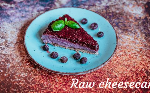 Raw borůvkový cheesecake
