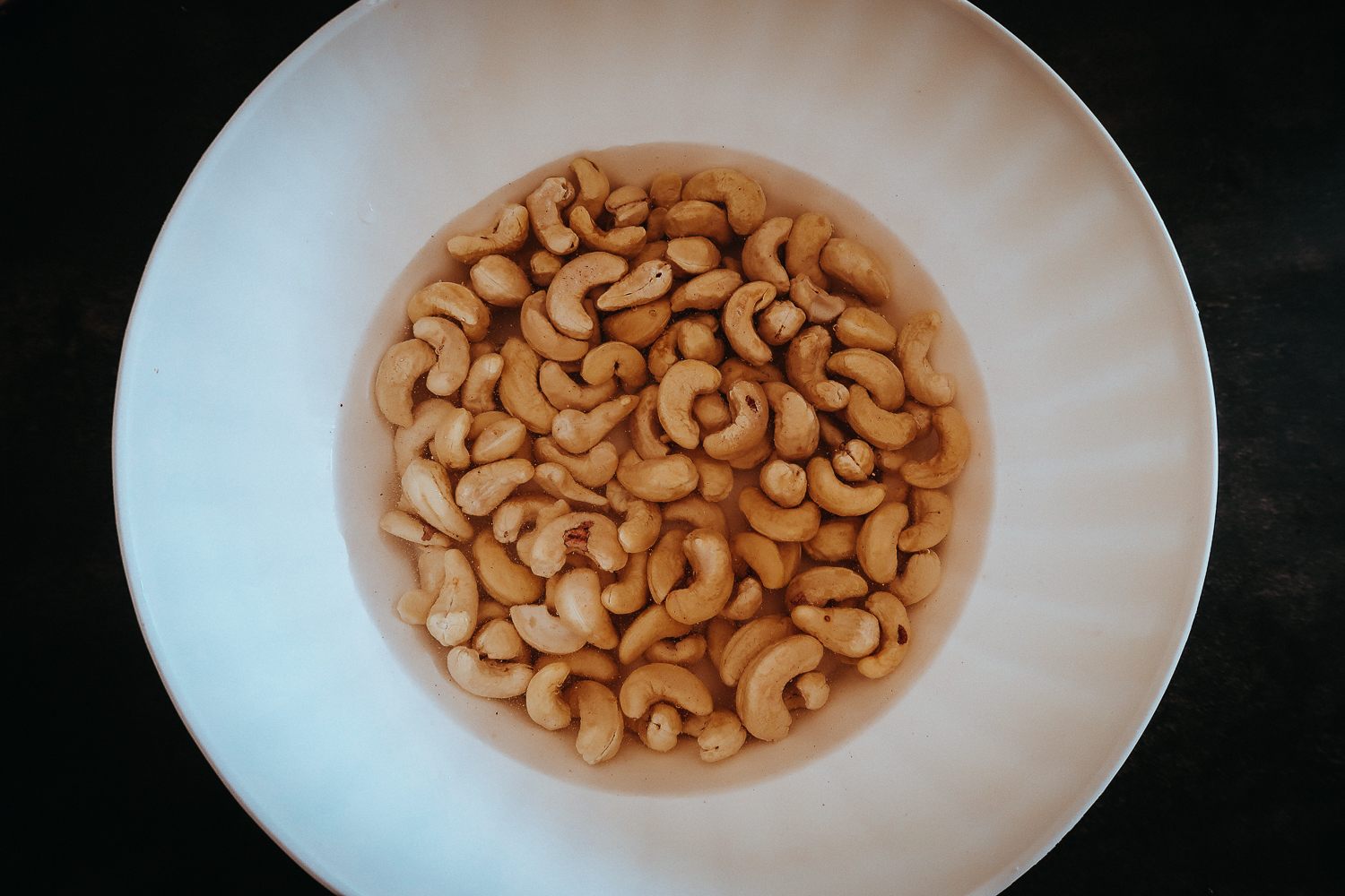 Kešu před přípravou namočte alespoň na 2 hodiny do vody.