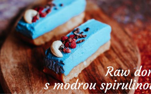 Raw dort s modrou spirulinou