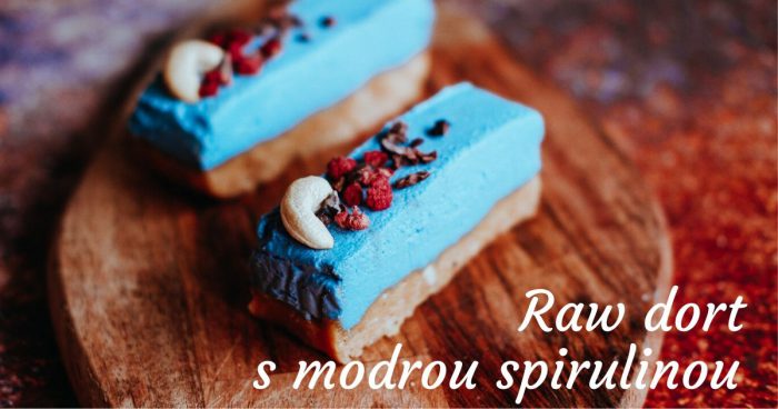 Raw dort s modrou spirulinou