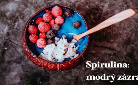 Modrá spirulina je přírodní superpotravina.