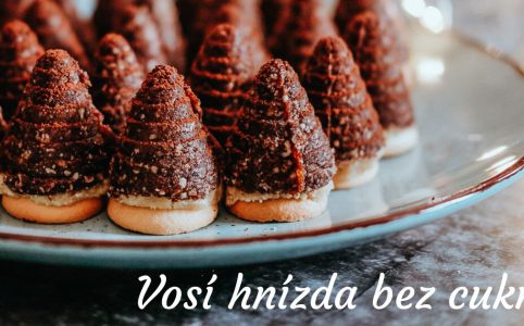 Vosí hnízda bez cukru na talíří