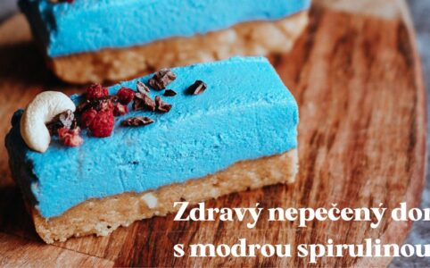 Zdravý nepečený raw dort s modrou spirulinou