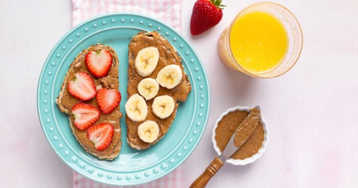 Mandlové máslo je přirozeně trochu nasládlé a oříškové, hodí se proto do ranních kaší, na čerstvé ovoce a do všech zdravých zákusků, jako jsou například plněné košíčky.