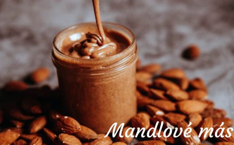 Domácí mandlové máslo vyrobené jenom z mandlí