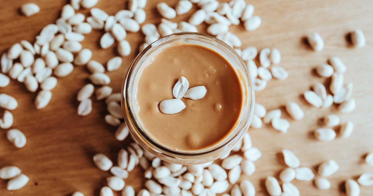 Správné arašídové máslo je vyrobeno pouze z arašídů a špetky soli. 