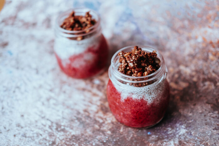 Domácí čokoládovou granolu můžete jíst k snídani například s jogurtem, kaší nebo s domácím chia pudinkem.