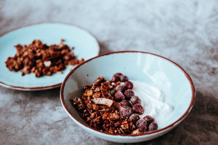 Domácí granola v low-carb variantě. To mimo jiné znamená, že je granola bez cukru.