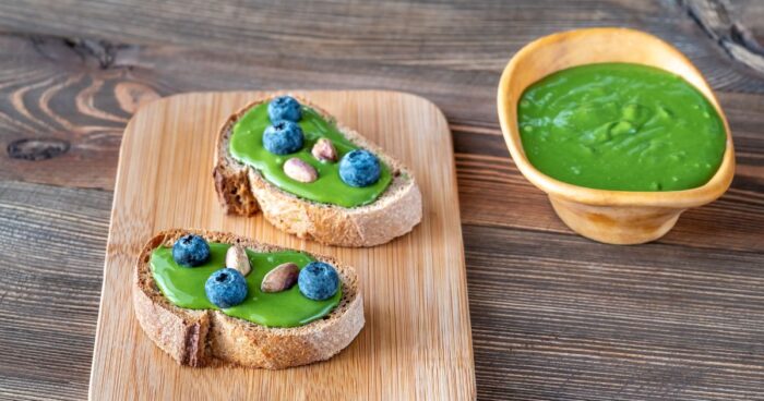 Pokud byste chtěli dosáhnout zelenější barvy, doporučujeme pistácie oloupat.