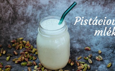 Pistáciové mléko ve sklenici