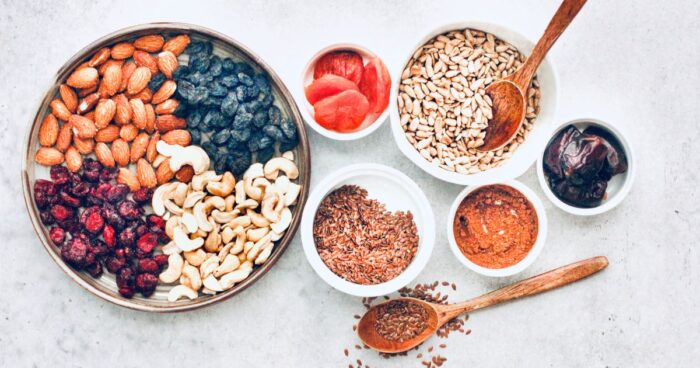 V raw stravě se často objevují naturální ořechy. Například kešu, mandle nebo arašídy.