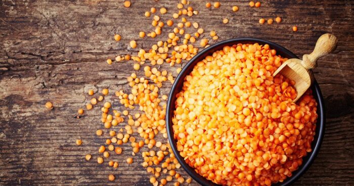 Červená čočka je bohatým zdrojem vlákniny a bílkovin.