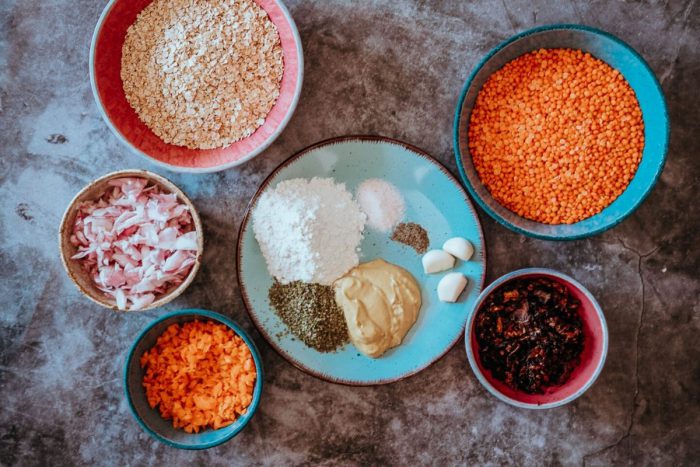 Ingredience na sekanou - červená čočka, ovesné vločky, vejce, mouka, zelenina, hořčice a koření.