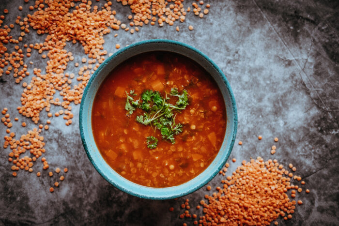 Červená čočka je jedna z mála luštěnin, která nenadýmá, protože jí chybí slupka, kterou jiné druhy čočky mají..