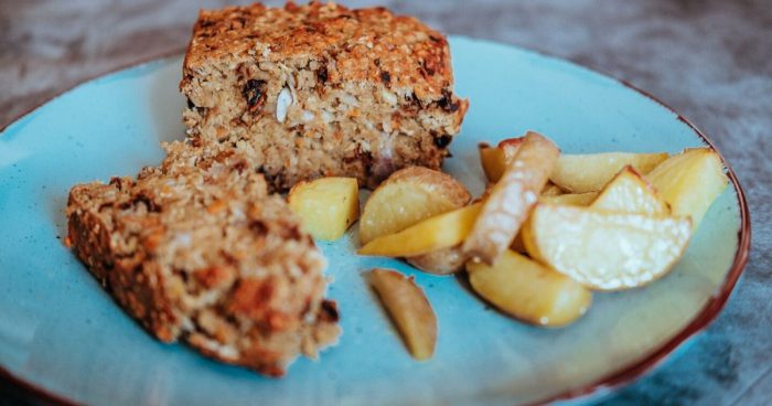 Chutná domácí sekaná z červené čočky se může podávat teplá či studená. 