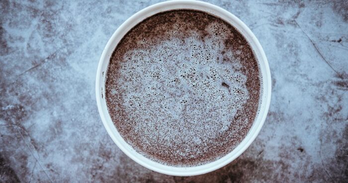 Nejprve ponořte jeden hrnek máku do čtyř hrnků vody a nechte přes noc máčet.