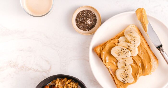 Makadamové ořechy jsou skvělé jen tak jako svačinka, ale přidat je můžete i do salátů, cukrářských výrobků či k ozdobě sladkých delikates.