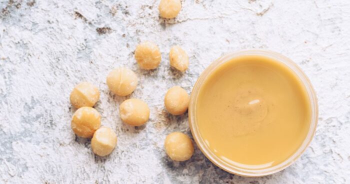 Hotové domácí makadamové máslo skladujeme v uzavřené sklenici či v jiné nádobě v lednici.