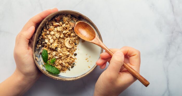 Jako každé ořechové máslo i toto skvělé máslo z para ořechů se hodí k dochucení snídaně, například granoly s jogurtem.