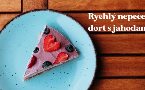 Recept na rychlý raw dort: nepečneý dort s jahodami.