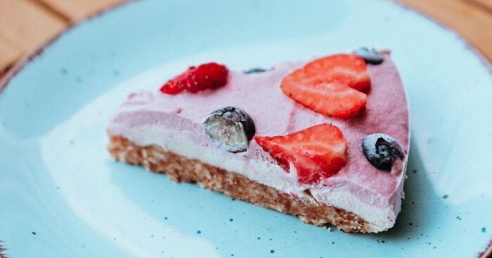 Nepečený jahodový dort se skvěle hodí jako dort k narozeninám.