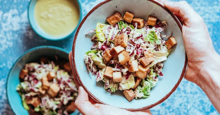 Zálivku z kešu ořechů můžete použít do jakéhokoliv letního zeleninového salátu.