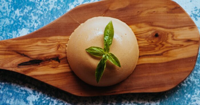 Hotový veganský sýr je skvělou alternativou kravského sýru.