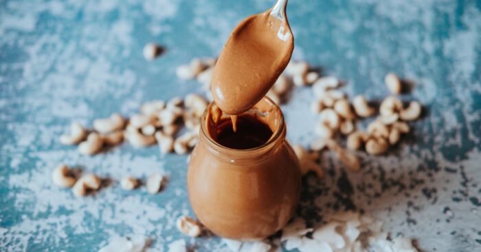 Hotové domácí kešu máslo s kokosem.