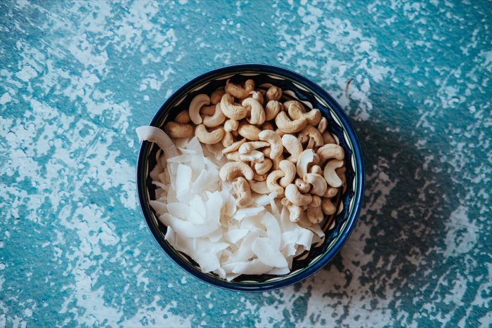 Suroviny na domácí máslo z kešu s kokosem - pouze kokos, kešu ořechy a sůl.