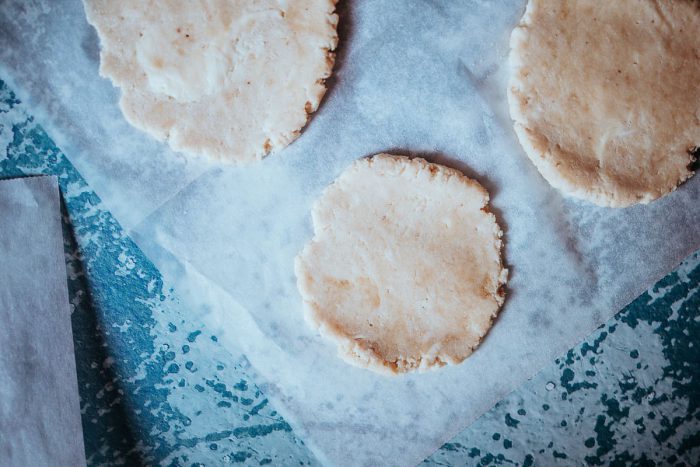 Těsto vyndáme z ledničky a rozdělíme na 6 koulí. Ty vyválíme na tenké placky.