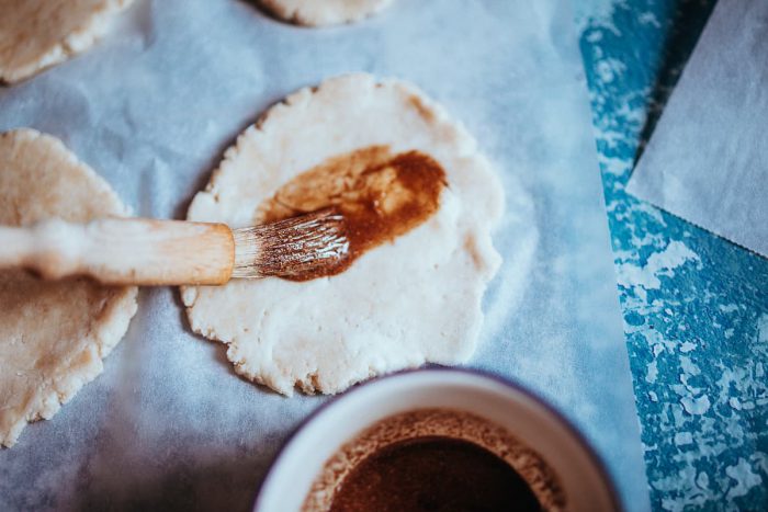 Placky potřete směsí kokosového oleje s mletou skořicí a sladidlem.