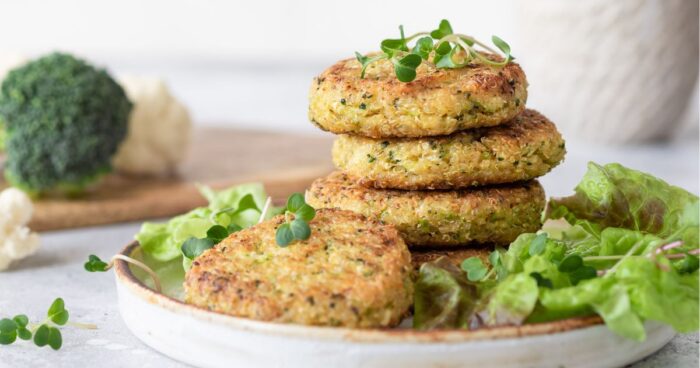 Květákové placičky bez mouky můžete vyrobit za pomocí pohanky, quinoy nebo ovesných vloček.