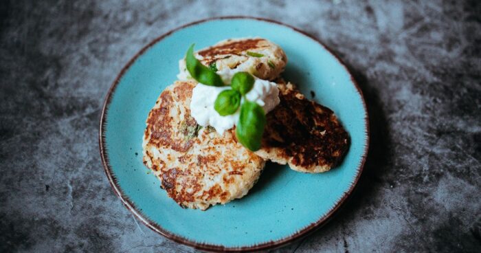 Na hotové květákové placičky přidejte jogurt nebo česnekový dip.