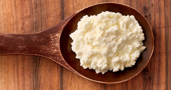 Základem pro těsto na skořicové šneky je kvalitní mozzarella s ricottou.