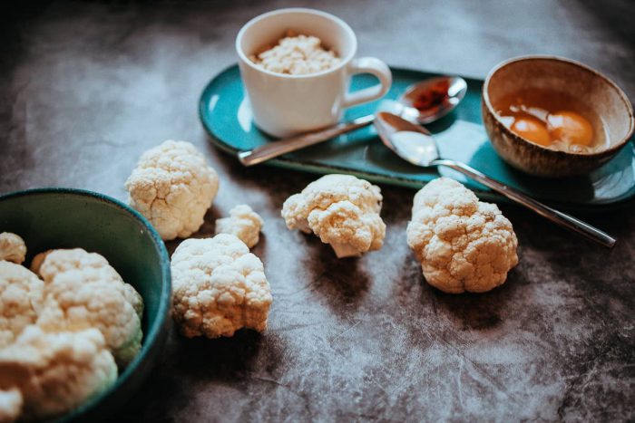 Suroviny na květákové placičky - vařený květák, cibule, mandlová mouka, koření, bylinky a olivový olej.