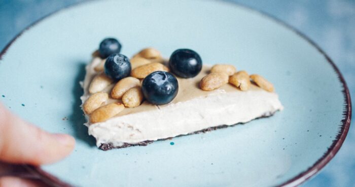 Do krému dortu se přidává ke kešu ořechům i lahodné arašídové máslo. 