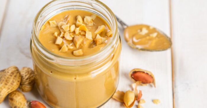 Domácí burákové máslo je jednoduché. Výroba vám zabere 5 minut a vy budete mít pochoutku bez cukru a éček.