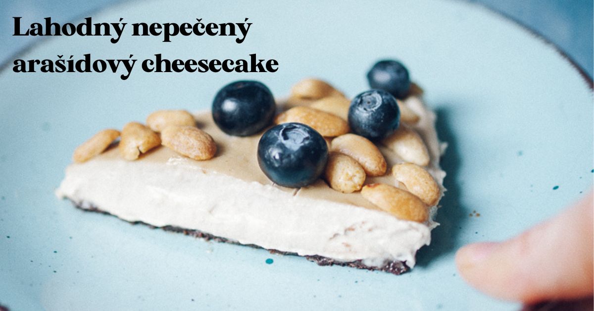 Arašídový nepečený cheesecake s burákovým máslem.