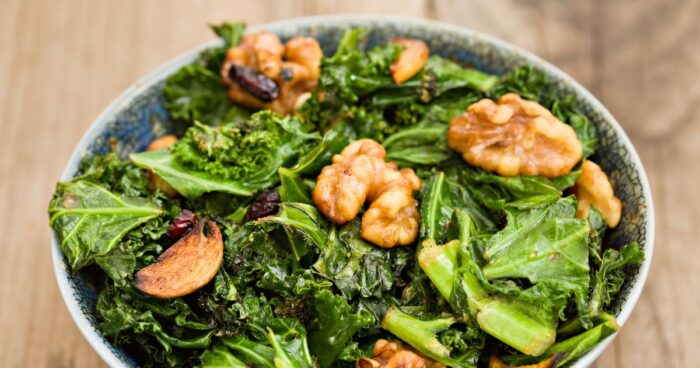 Vyloupané vlašské ořechy se skvěle hodí do zdravých salátů.