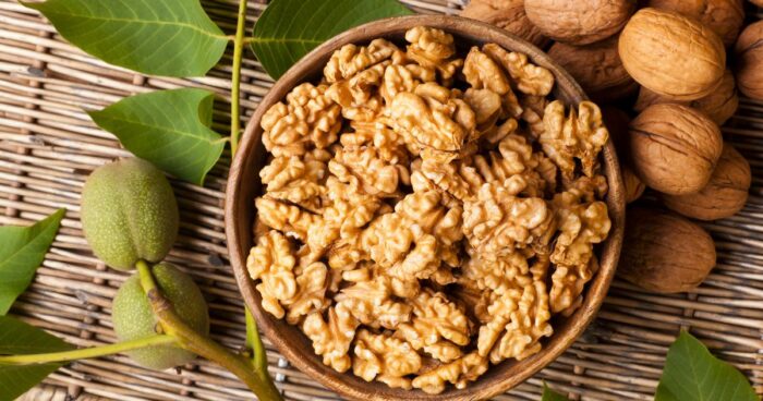 Vlašské ořechy jsou schované ve skořápce plodů ořešáku, Vyloupané vypadají jako mozeček.