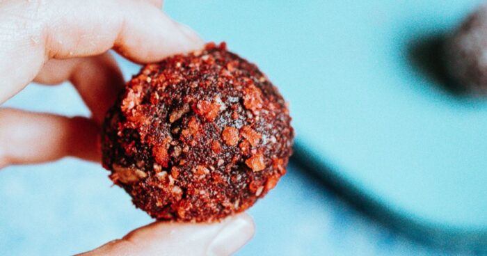 Raw sladké kuličky můžete obalit v ořechách, kokosu, dračím ovoci či čokoládě.