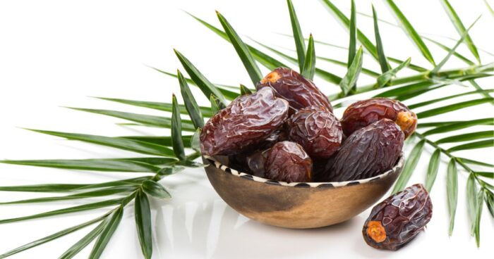 Díky vysokému podílu sacharidů a vysoké sladivosti jsou datle vynikající přírodní náhražkou cukru, která je zdravější díky vitamínům a vláknině.