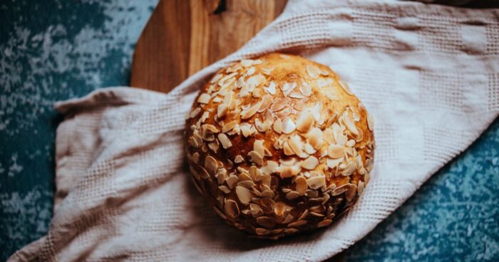 Hotový nadýchaný mazanec má zlatavou barvu, je křupavý a uvnitř je vláčný.