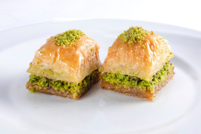 Baklava je tučný, sladký zákusek, který se objevuje v mnoha kuchyních v oblasti, kterou kdysi ovládala bývalá Osmanská říše, ve Střední Asii, a zemích mezi nimi. Wikipedie