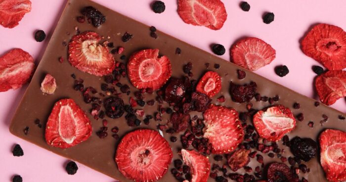 Čokoláda s lyofilizovaným ovocem je lahůdka. Můžete si takto posypat sušeným ovocem vlastní domácí čokoládu nebo dezerty.