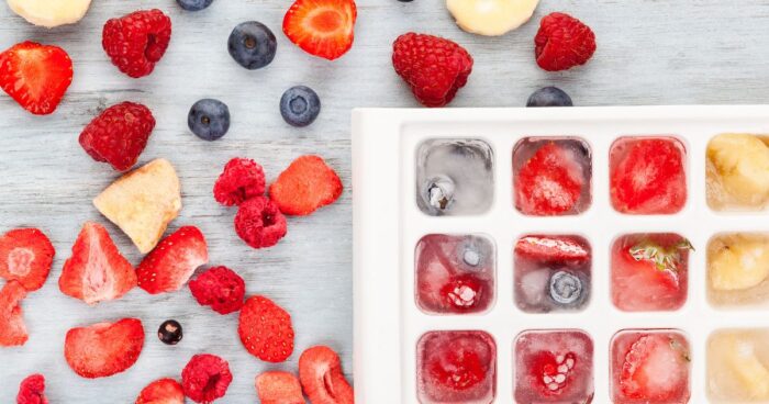 Do letních drinků se skvěle hodí lyofilizované ovoce zmrazené v ledových kostkách.