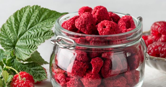 Výroba kvalitního sušeného ovoce s dlouhou trvanlivostí vyžaduje správnou přípravu, ale hlavně příznivé podmínky skladování.