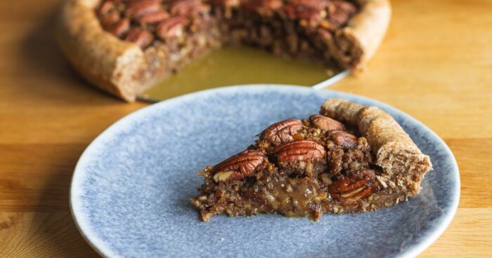 Do zdravého pekanového koláče můžete přidat jablka nebo jiné naturální ořechy.