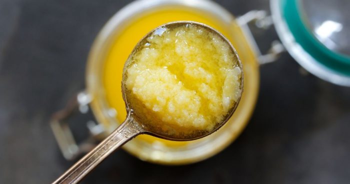 Přepuštěné máslo ghee v kosmetice se hodí pro citlivou pleť. Používá se například jako tělové mléko.